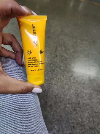 کرم ضدآفتاب و ضدلک بی‌رنگ لافارر مدل SPF50، مناسب پوست‌های خشک و معمولی، حجم 40 میلی‌لیتر