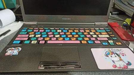 استیکر لپ تاپ مدل cute unicorn 05 مناسب برای لپ تاپ 15 تا 17 اینچ به همراه برچسب حروف فارسی کیبورد