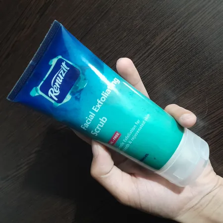 اسکراب لایه بردار روزانه رینوزیت مدل Deep action exfolianting حجم 200 میلی لیتر