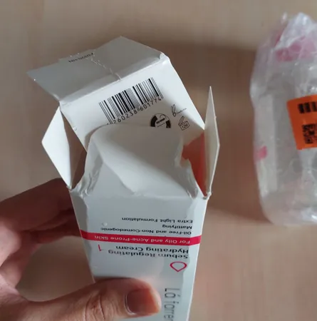 کرم کنترل‌کننده چربی و آبرسان لافارر مدل 01 مناسب پوستهای چرب و مستعد آکنه حجم 75 میلی‌لیتر