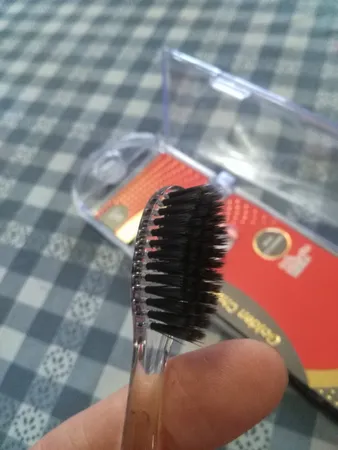 مسواک کانفیدنت مدل Golden Charcoal با برس نرم