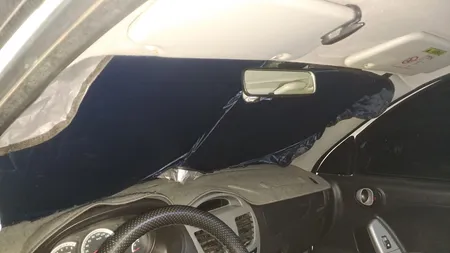 آفتابگیر شیشه جلو خودرو مدل عینکی به همراه کاور نگهدارنده