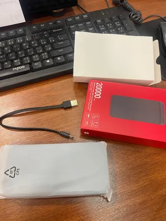 پاوربانک 18 وات شیائومی مدل Redmi PB200LZM ظرفیت 20000 میلی آمپرساعت به همراه شارژر دیواری سامسونگ و کابل تبدیل