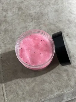 اسکراب لایه بردار پوست ترتیو مدل توت فرنگی شی باتر وزن 320 گرم