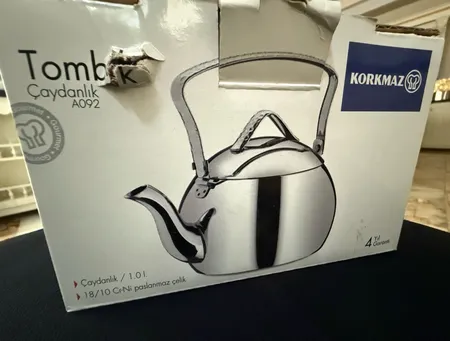 کتری روگازی کرکماز مدل Tombik کد 092 یک لیتری به همراه یک عدد اردورخوری ویترای Haiaho طرح آفتاب