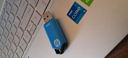 فلش مموری USB 2.0 اچ پی مدل V150w ظرفیت 32 گیگابایت
