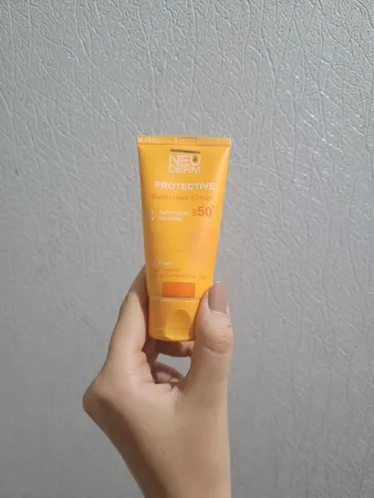 کرم ضدآفتاب بی‌رنگ نئودرم مدل Highly Protective SPF50، مناسب پوست‌های چرب تا مختلط، حجم 50 میلی‌لیتر