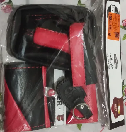 روکش فرمان کاور پلاس مدل PR-LUXE-RD به همراه سردنده وگردگیر و روکش ترمزدستی و کاور سویچ مناسب برای پراید