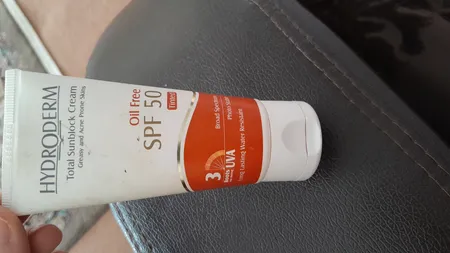 کرم ضدآفتاب هیدرودرم مدل Medium Beige SPF50، حجم 50 میلی‌لیتر
