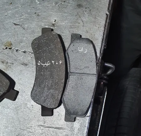 لنت ترمز جلو انزو کد 0068 مناسب برای خودرو پژو 206 به همراه لنت ترمز عقب