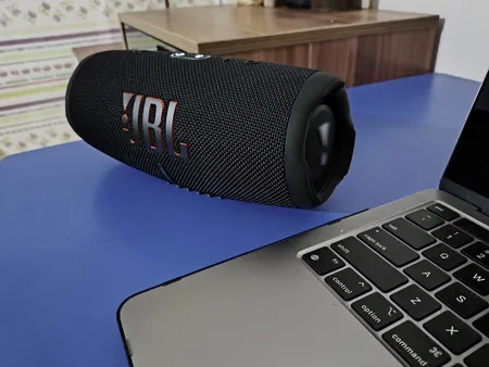 اسپیکر بلوتوثی قابل حمل جی بی ال مدل Charge 5