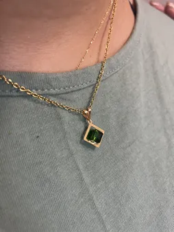 آویز گردنبند طلا 18 عیار زنانه ناریا مدل مکعب رنگ سبز