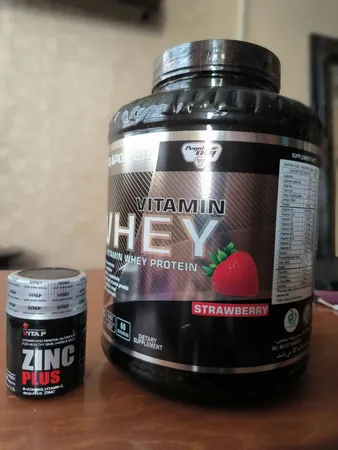 پودر وی پروتئین و پرمیکس ویتامین با طعم توت فرنگی پگاه -2 کیلوگرم