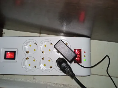 محافظ ولتاژ پارت الکتریک مدل PE8802