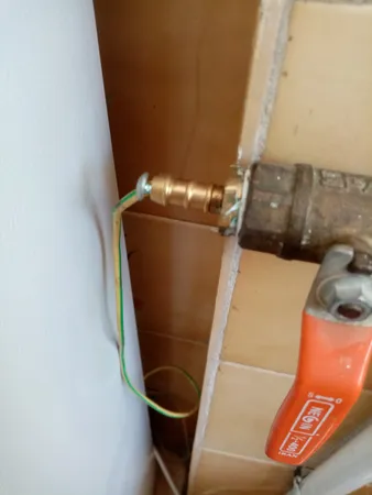 محافظ ولتاژ پارت الکتریک کد 940