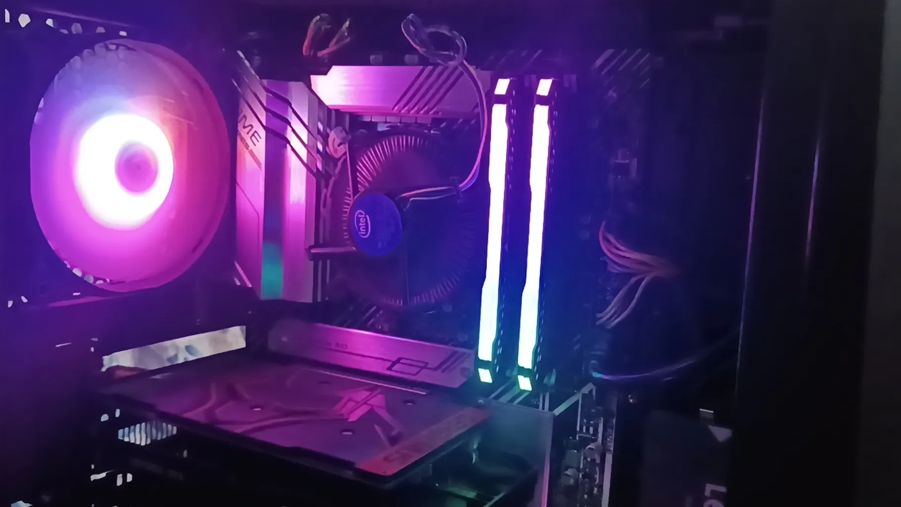 رم دسکتاپ DDR4 دو کاناله 3600 مگاهرتز CL18 کورسیر مدل VENGEANCE RGB PRO ظرفیت 16 گیگابایت