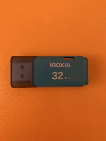 فلش مموری کیوکسیا مدل U202 ظرفیت 32 گیگابایت