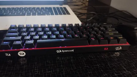 کیبورد گیمینگ ردراگون مدل K617 FIZZ، سوییچ مکانیکال قرمز، Tenkeyless، نورپردازی RGB
