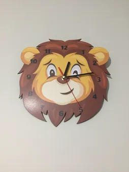 ساعت دیواری کودک باروچین طرح شیر بازیگوش