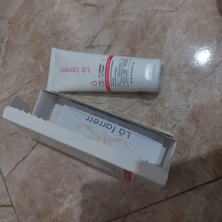 کرم کنترل‌کننده چربی و آبرسان لافارر مدل 01 مناسب پوستهای چرب و مستعد آکنه حجم 75 میلی‌لیتر