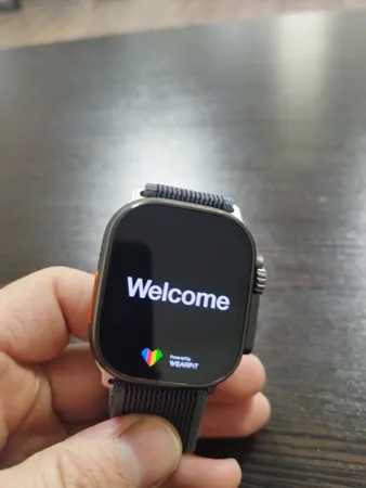 ساعت هوشمند مدل HK9 ULTRA 2 MAX دارای قابلیت های صفحه نمایش رنگی، صفحه نمایش لمسی، کنترل موسیقی (Music Player)، کنترل سطح اکسیژن خون، قابلیت مکالمه از طریق بلوتوث، پشتیبانی از زبان فارسی در منو و سیستم‌عامل بند سیلیکون