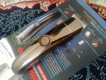 ماشین اصلاح موی سر و صورت سوناکس پرو مدل SN-8107، اصلاح به صورت حجم زن، تیغه‌های استیل ضد زنگ، منبع انرژی با باتری، تکنولوژی اصلاح به صورت برش مستقیم، اندازه اصلاح 0.1 میلی‌متر، به‌همراه برس تمیزکننده