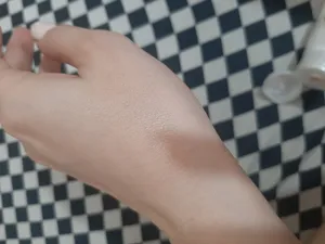 تجریه خرید کرم ضد آفتاب رنگی شون، 50 SPF، مدل Herbal Origin، مناسب پوست خشک تا نرمال تنالیته رنگ متوسط و حجم 50 میلی‌لیتر، محافظت کننده در برابر اشعه UVA، UVB، IR، بافت سبک و فاقد چربی، بدون ایجاد سفیدی، آبرسان، ضد التهاب و قرمزی، نرم کننده، با ماندگاری 2 ساعته