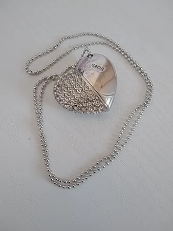 فلش مموری طرح قلب مدل UJ-004 ظرفیت 64 گیگابایت