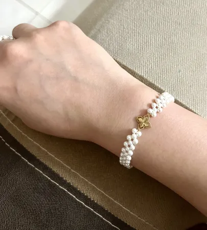 دستبند طلا 18 عیار زنانه با بند مهره‌ای ناریا مدل مروارید- چهار پر