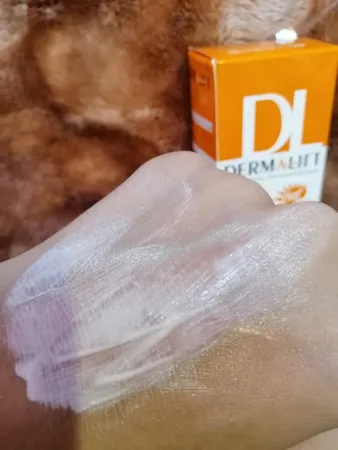 کرم ضدآفتاب بی‌رنگ درمالیفت مدل SPF50، مناسب پوست‌های چرب، حجم 40 میلی‌لیتر