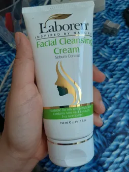 کرم پاک کننده آرایش لابورن، سازگار با پوست‌های چرب و جوش‌دار، با خاصیت کنترل چربی پوست، پاک کننده آلودگی‌، پیشگیری از رشد باکتری‌ها و جوش ، دارای عصاره آلوئه‌ورا و درخت چای، مناسب برای بانوان و آقایان، حجم 150 میلی‌لیتر، مدل sebum control