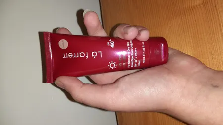 کرم ضدآفتاب و ضدلک رنگی لافارر مدل SPF40-Medium، مناسب پوست‌های خشک و معمولی، حجم 40 میلی‌لیتر