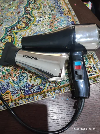 سشوار حرفه ای گوسونیک مدل GHD-229، موتور AC با توان مصرفی 1800 وات، دارای قابلیت باد سرد، فناوری تولید یون، وزن 892 گرم، تنظیم حرارت 3 حالته و کنترل سرعت 2 حالته، به همراه 1 عدد سری متمرکزکننده