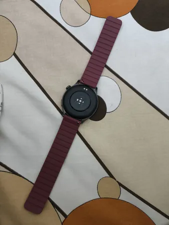 ساعت هوشمند گلوریمی مدل M2 MAX دارای قابلیت های صفحه نمایش رنگی، صفحه نمایش لمسی، قابلیت مکالمه از طریق بلوتوث بند سیلیکون