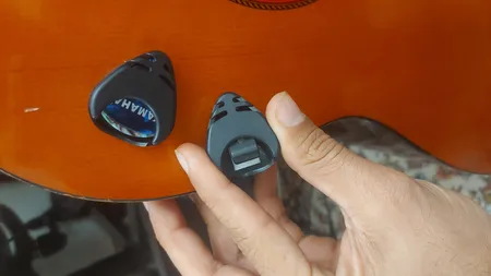 نگهدارنده پیک گیتار مدل VC40