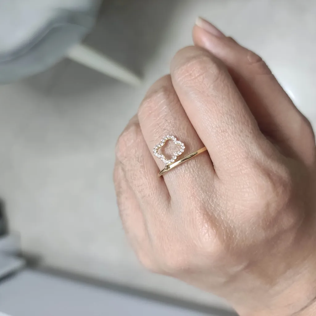 انگشتر طلا 18 عیار زنانه ماوی گالری مدل آویز ونکلیف نگینی