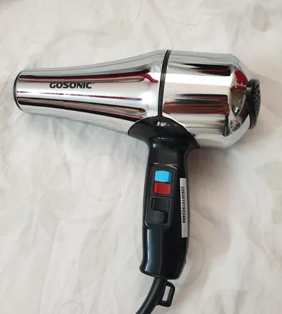 سشوار حرفه ای گوسونیک مدل GHD-229، موتور AC با توان مصرفی 1800 وات، دارای قابلیت باد سرد، فناوری تولید یون، وزن 892 گرم، تنظیم حرارت 3 حالته و کنترل سرعت 2 حالته، به همراه 1 عدد سری متمرکزکننده