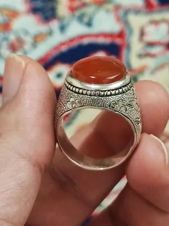 انگشتر نقره مردانه بازرگانی میلادی مدل رکاب قلمزنی دستساز عقیق یمن کد AM_4614