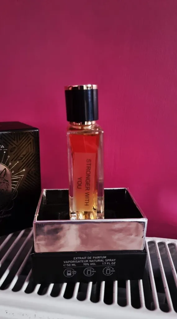 اکستریت پرفیوم مردانه مومیا مدل استرانگر ویت یو با رایحه گرم حجم 50 میلی لیتر