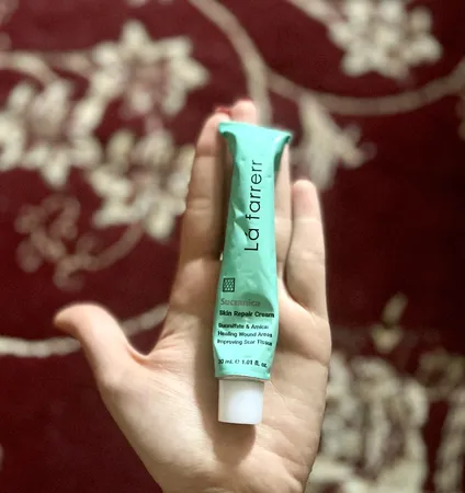 کرم ترمیم کننده پوست لافارر مدل سوکرانیکا حجم 30 میلی لیتر