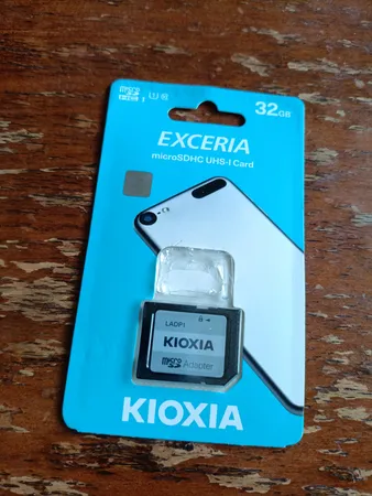 کارت حافظه‌ microSDHC کیوکسیا مدل EXCERIA کلاس 10 استاندارد UHS-I U1 سرعت 100MBps ظرفیت 32 گیگابایت به همراه آداپتور SD