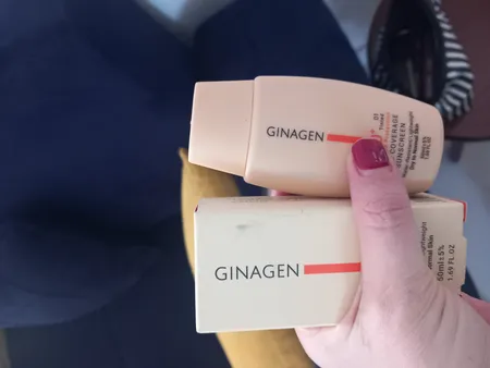 کرم ضد آفتاب رنگی ژیناژن، SPF 50، مدل 01، ‌مناسب پوست‌های خشک و نرمال با تنالیته متوسط و حجم 50 میلی‌لیتر، ضد آب، فاقد پارابن، محافظت‌کننده در برابر اشعه‌های UVA و UVB، ارای فرمولاسیون بدون الکل و گلیسیرین غنی شده با ویتامین‌ E، با ماندگاری 4 ساعته