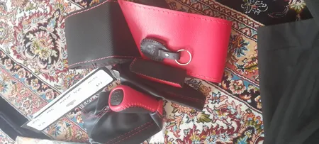 روکش فرمان کاور پلاس مدل PR-LUXE-RD به همراه سردنده وگردگیر و روکش ترمزدستی و کاور سویچ مناسب برای پراید