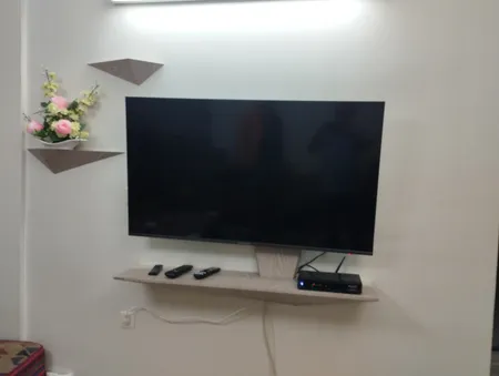 میز تلویزیون دیواری راهپود مدل نیلوفر A113 به همراه طبقه دیواری