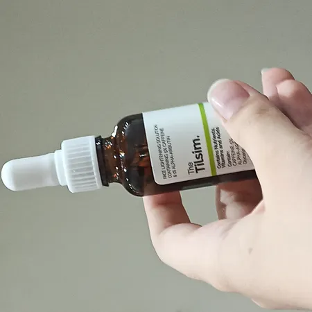 سرم روشن کننده پوست تیلسیم مدل کافئین و آلفا آربوتین مناسب برای انواع پوست حجم 30 میلی‌لیتر