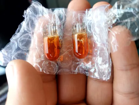 لامپ سکن پژو مدل 6216C1 مناسب برای پژو 206 و 207 بسته 2 عددی