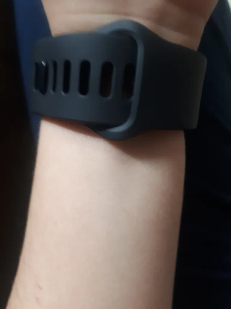 ساعت هوشمند شیائومی مدل Redmi Watch 5 Active دارای قابلیت های قابلیت مکالمه از طریق بلوتوث، قابلیت تغییر طرح ساعت یا تم بند پلاستیک