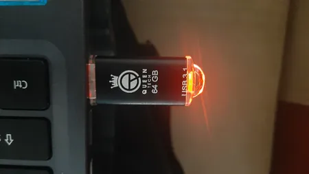 فلش مموری کوئین تک مدل QUICK USB3.1 ظرفیت 64 گیگابایت به همراه مبدل USB-C