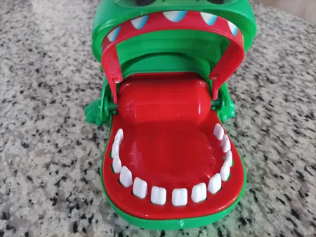 ابزار شوخی دنیای سرگرمی های کمیاب مدل تمساح دندان پزشک کد DSK3900