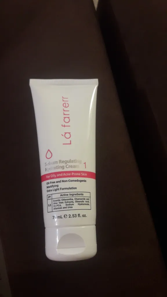 کرم کنترل‌کننده چربی و آبرسان لافارر مدل 01 مناسب پوستهای چرب و مستعد آکنه حجم 75 میلی‌لیتر